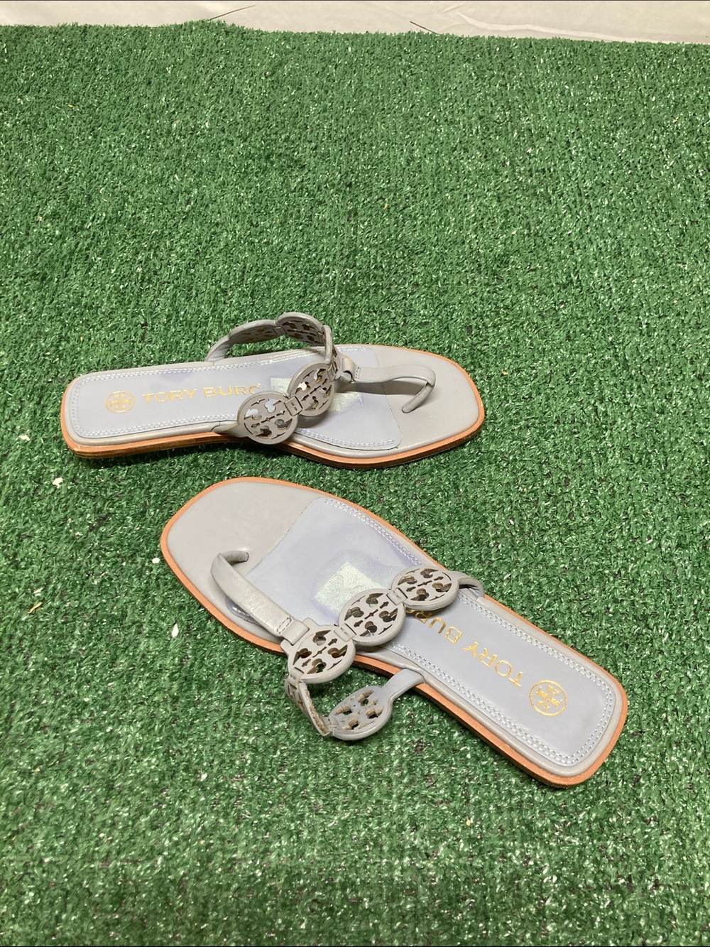 Tory Burch Light Gray Leather Logo Women’s Sandals sz 6 (OKPM-10-03)